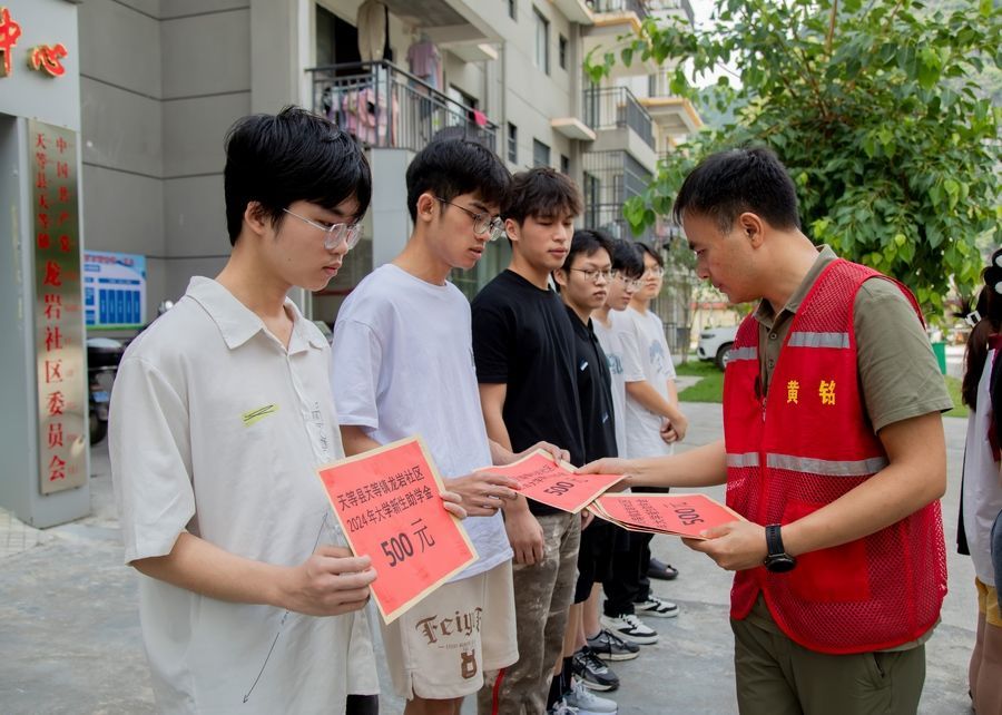 助學重教顯溫情 扶智托舉新希望