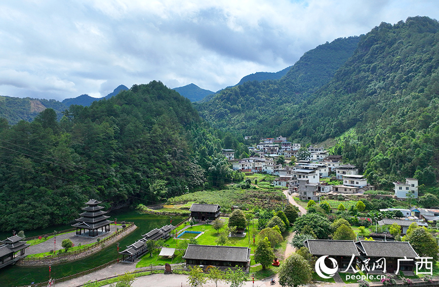 美麗如畫的金秀瑤族自治縣膠廠屯。人民網 付華周攝