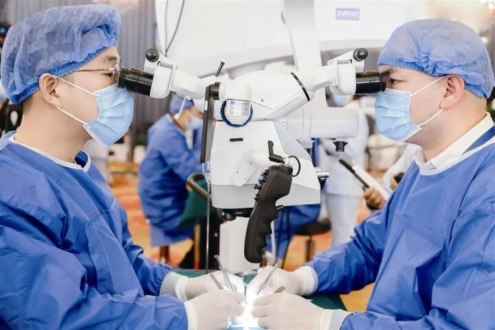 在顯微鏡下“穿針引線” 外科醫師用巧手為患者撫平傷痛