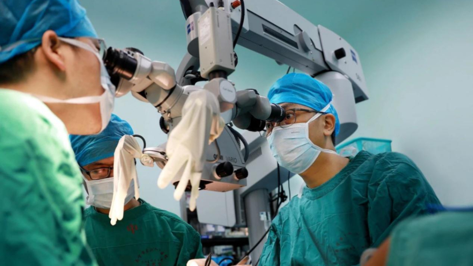 在顯微鏡下“穿針引線” 外科醫師用巧手為患者撫平傷痛