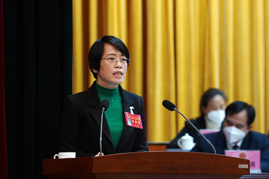 良慶區人大常委會主任梁莉作人大常委會工作報告